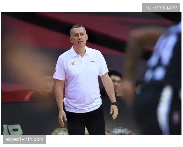 马丁内斯多次神勇扑救，状态回升成球队坚实后盾